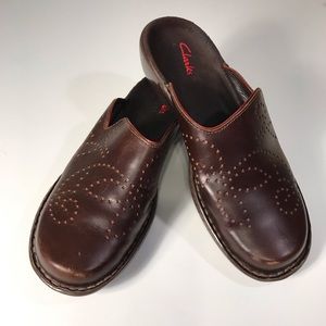 Clark’s brown leather clogs, size 8M